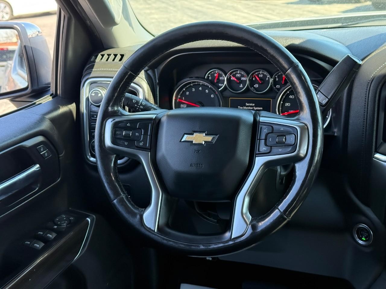 Chevrolet Silverado 1500 Vehicle Full-screen Gallery Image 11