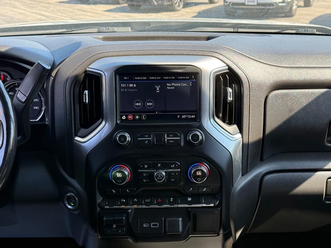 Chevrolet Silverado 1500 Vehicle Full-screen Gallery Image 12