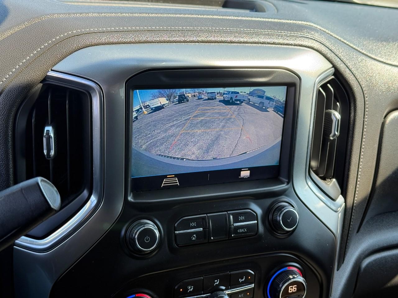 Chevrolet Silverado 1500 Vehicle Full-screen Gallery Image 18