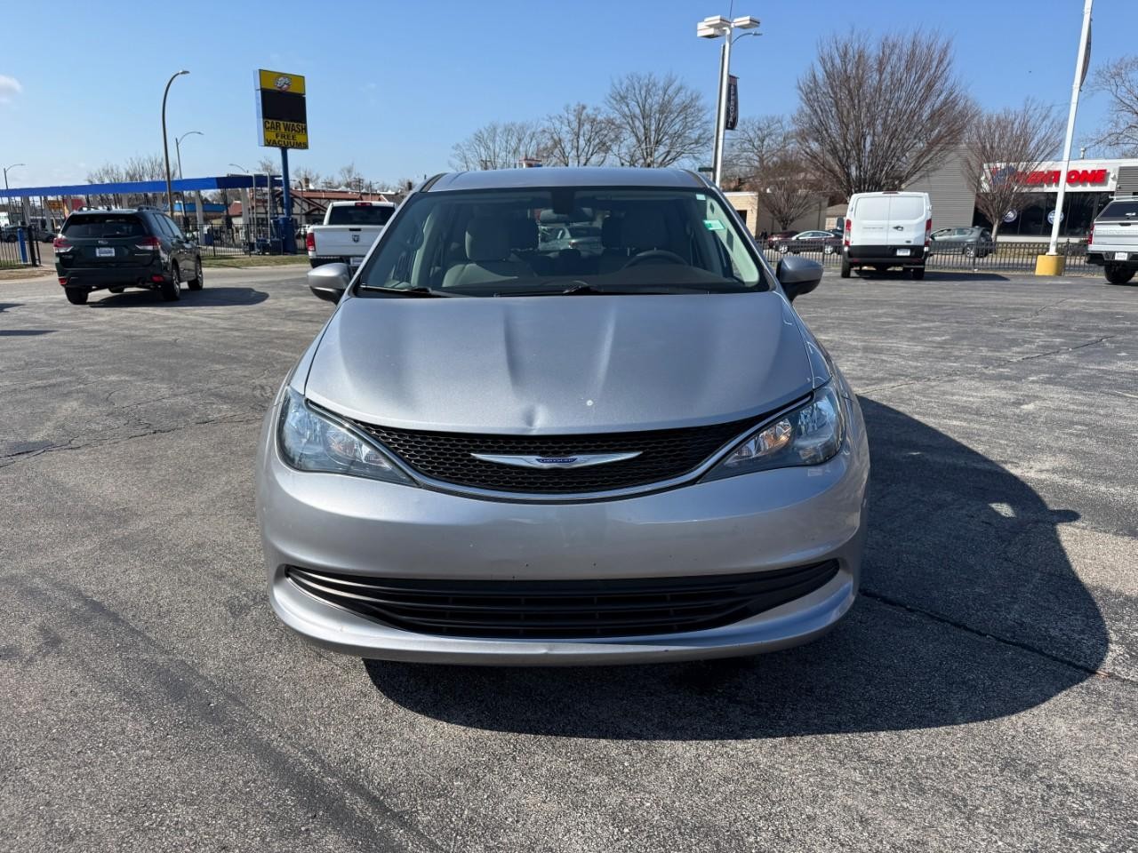 Chrysler Voyager Vehicle Full-screen Gallery Image 06