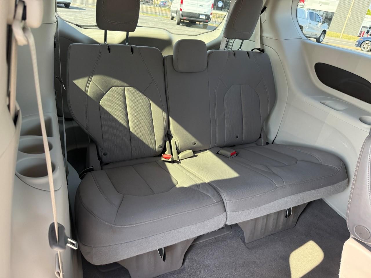 Chrysler Voyager Vehicle Full-screen Gallery Image 08