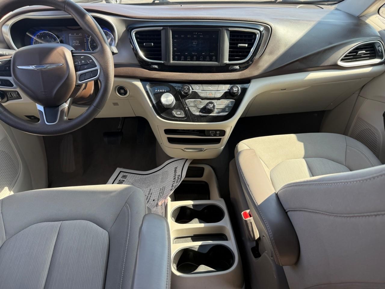 Chrysler Voyager Vehicle Full-screen Gallery Image 09