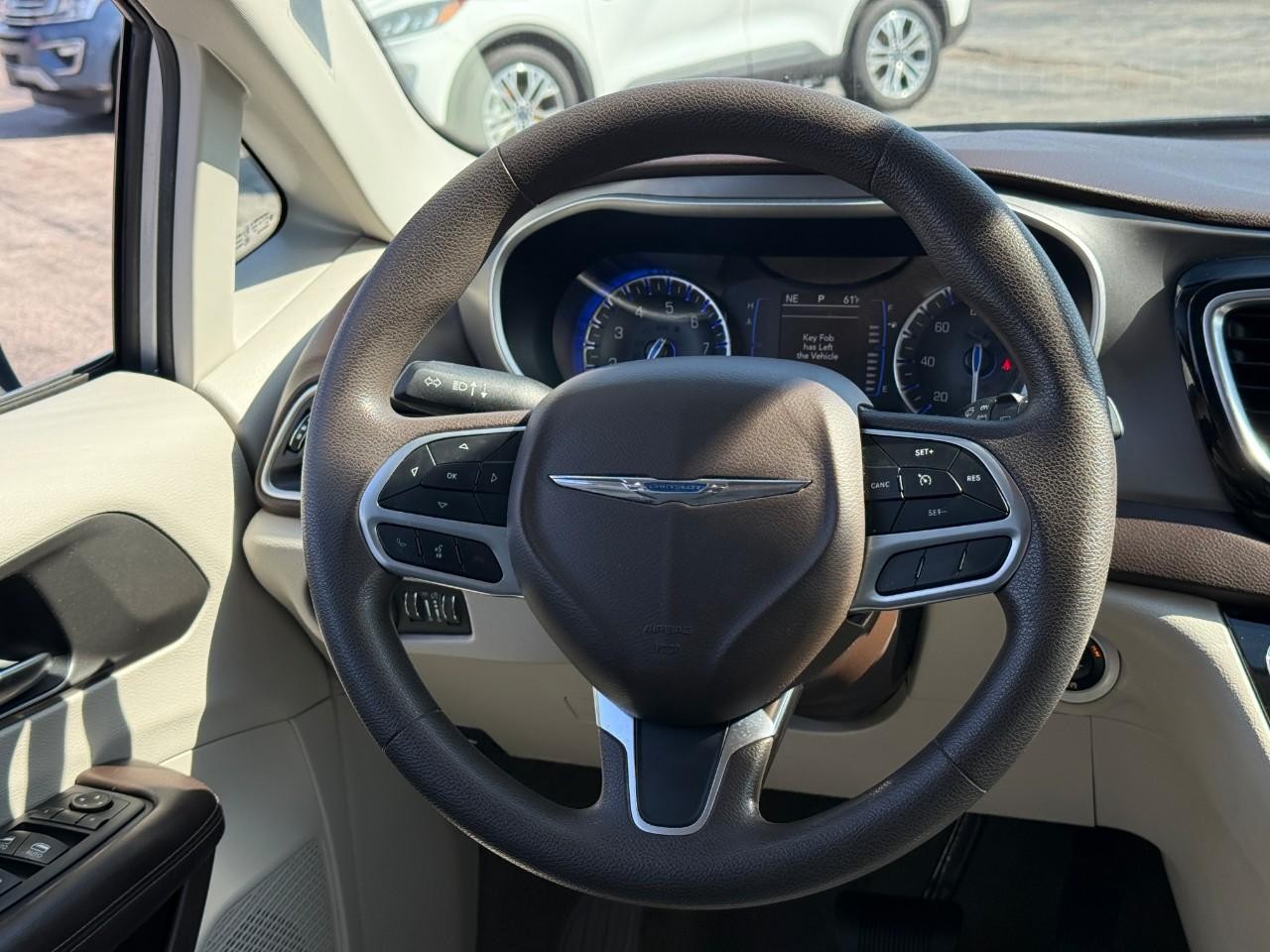 Chrysler Voyager Vehicle Full-screen Gallery Image 10