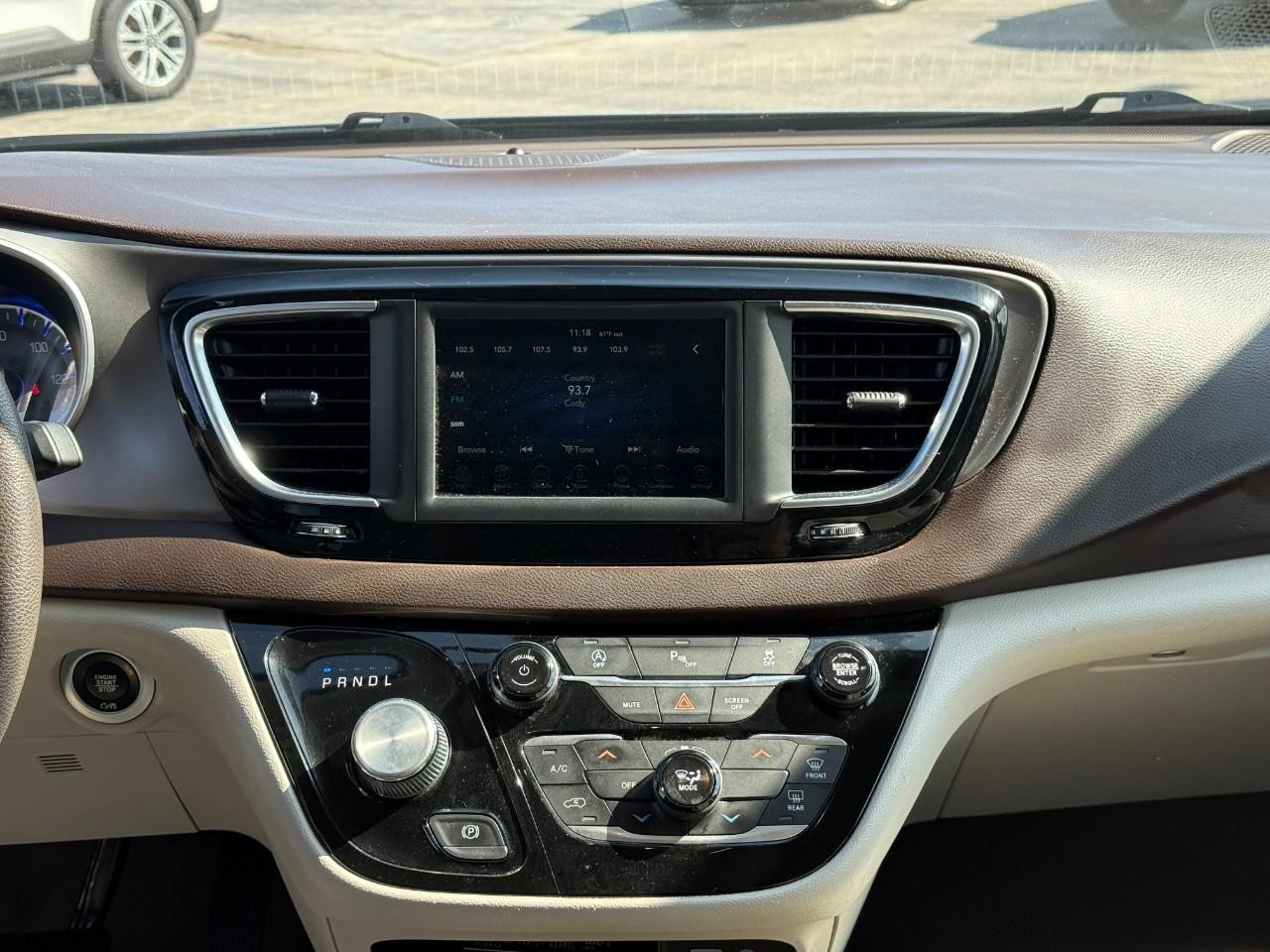 Chrysler Voyager Vehicle Full-screen Gallery Image 11