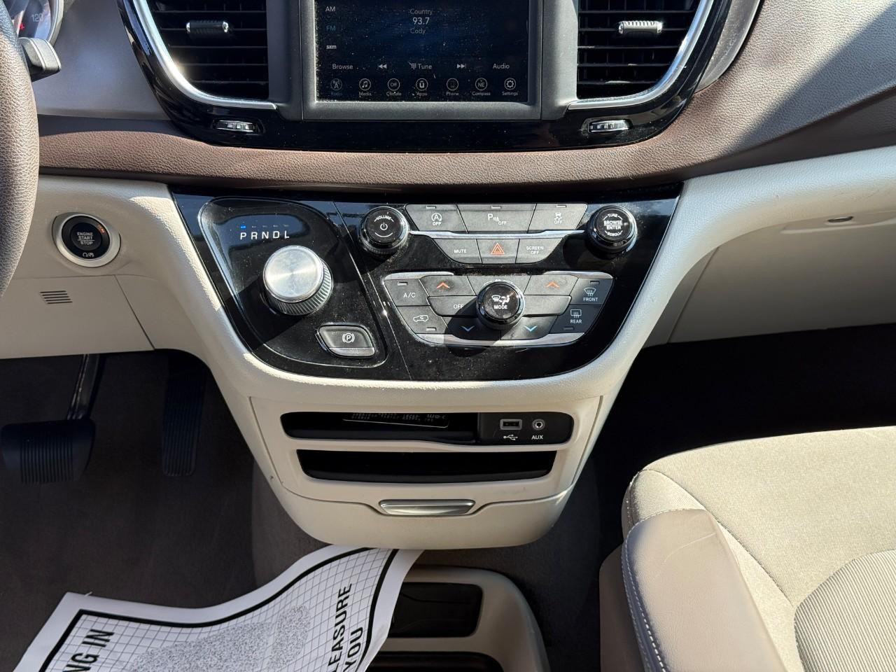 Chrysler Voyager Vehicle Full-screen Gallery Image 12