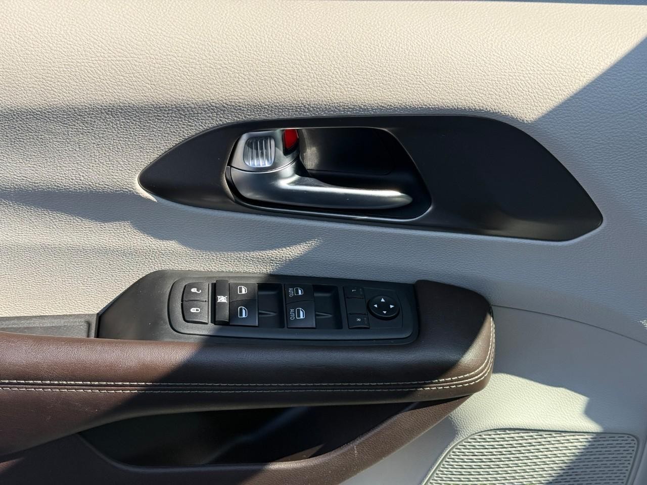 Chrysler Voyager Vehicle Full-screen Gallery Image 13