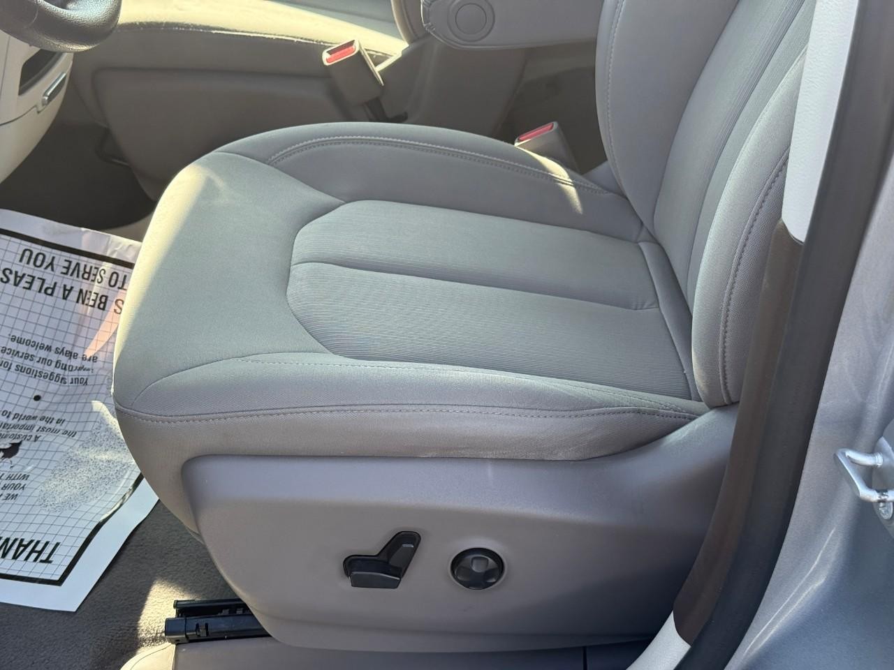 Chrysler Voyager Vehicle Full-screen Gallery Image 14