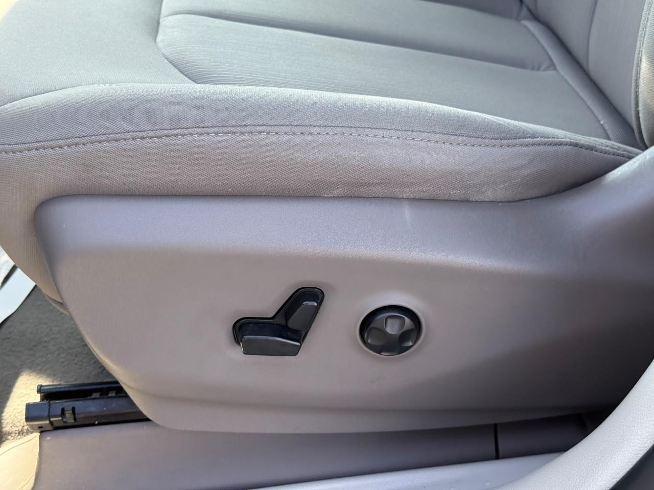 Chrysler Voyager Vehicle Full-screen Gallery Image 15