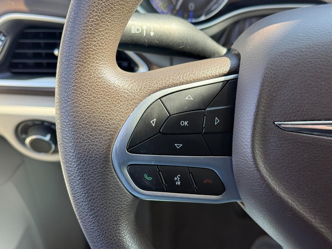 Chrysler Voyager Vehicle Full-screen Gallery Image 16