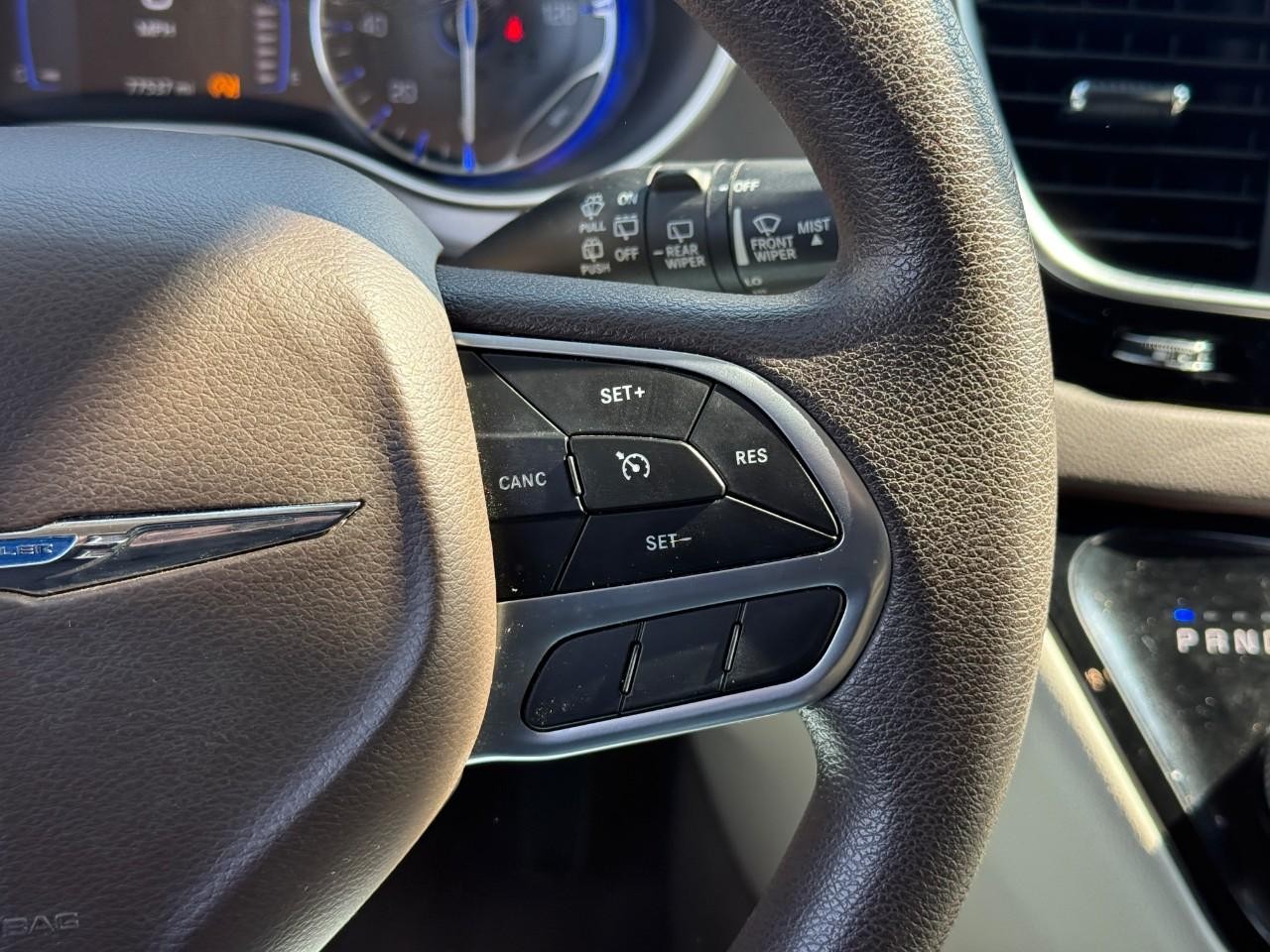 Chrysler Voyager Vehicle Full-screen Gallery Image 17