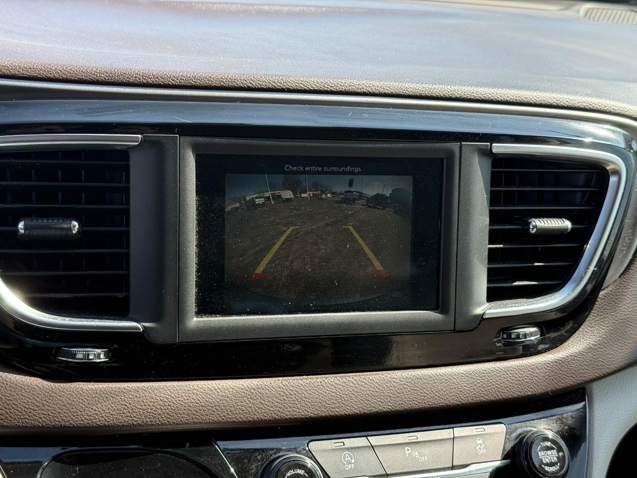 Chrysler Voyager Vehicle Full-screen Gallery Image 20