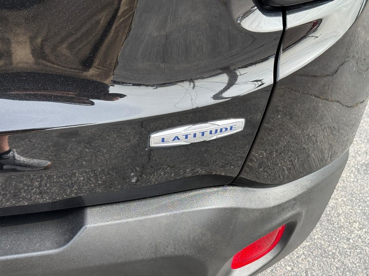 Jeep Renegade Vehicle Full-screen Gallery Image 07