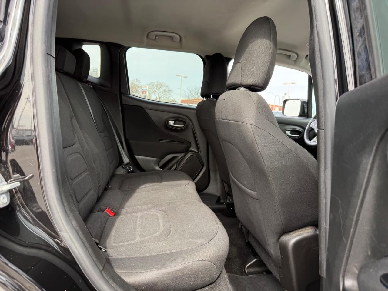 Jeep Renegade Vehicle Full-screen Gallery Image 11