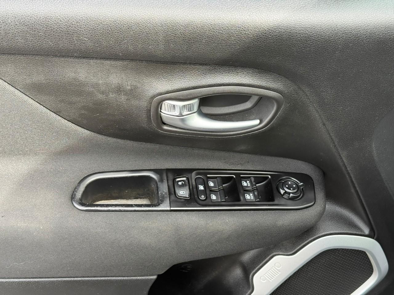 Jeep Renegade Vehicle Full-screen Gallery Image 16