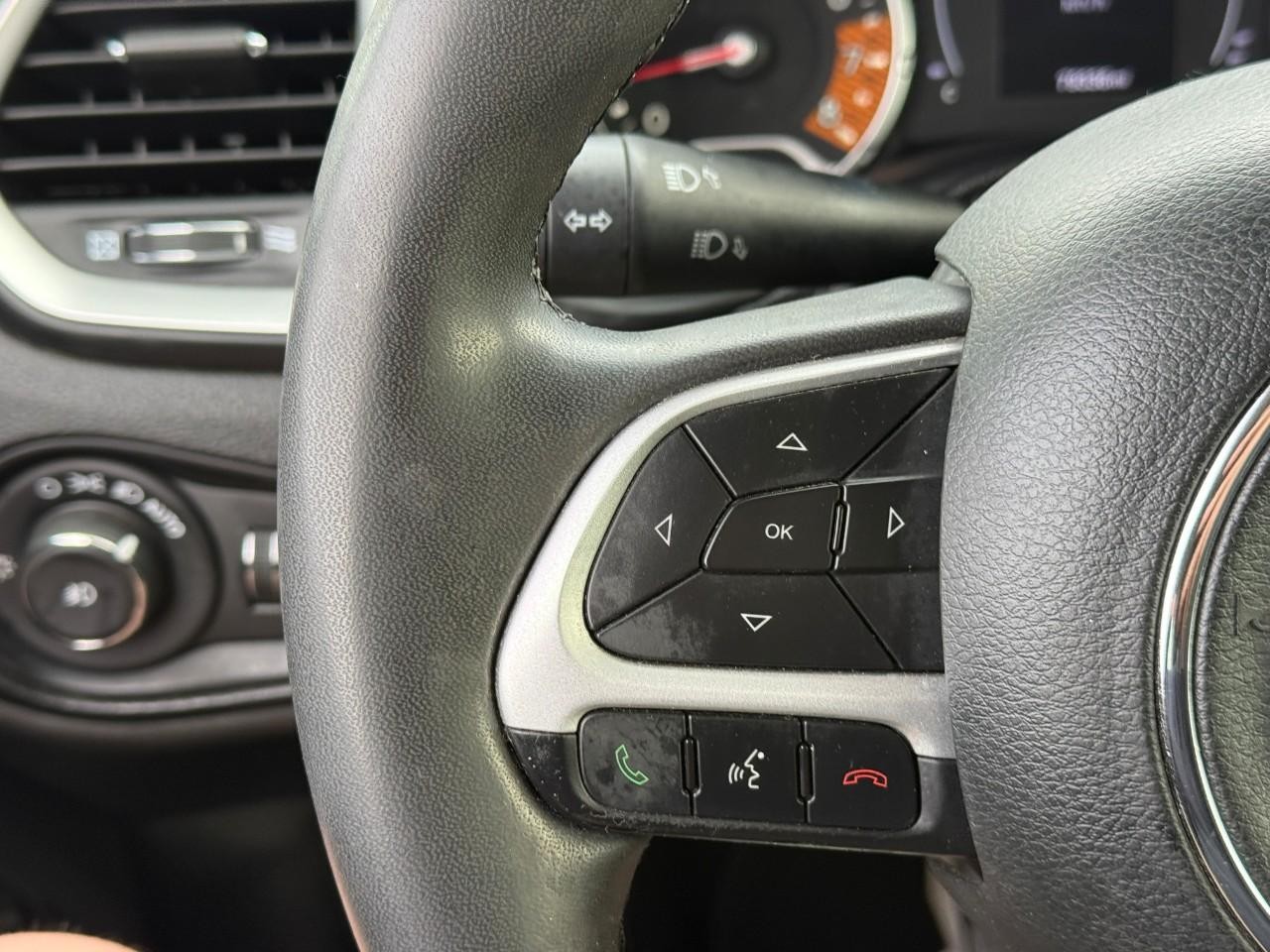 Jeep Renegade Vehicle Full-screen Gallery Image 19