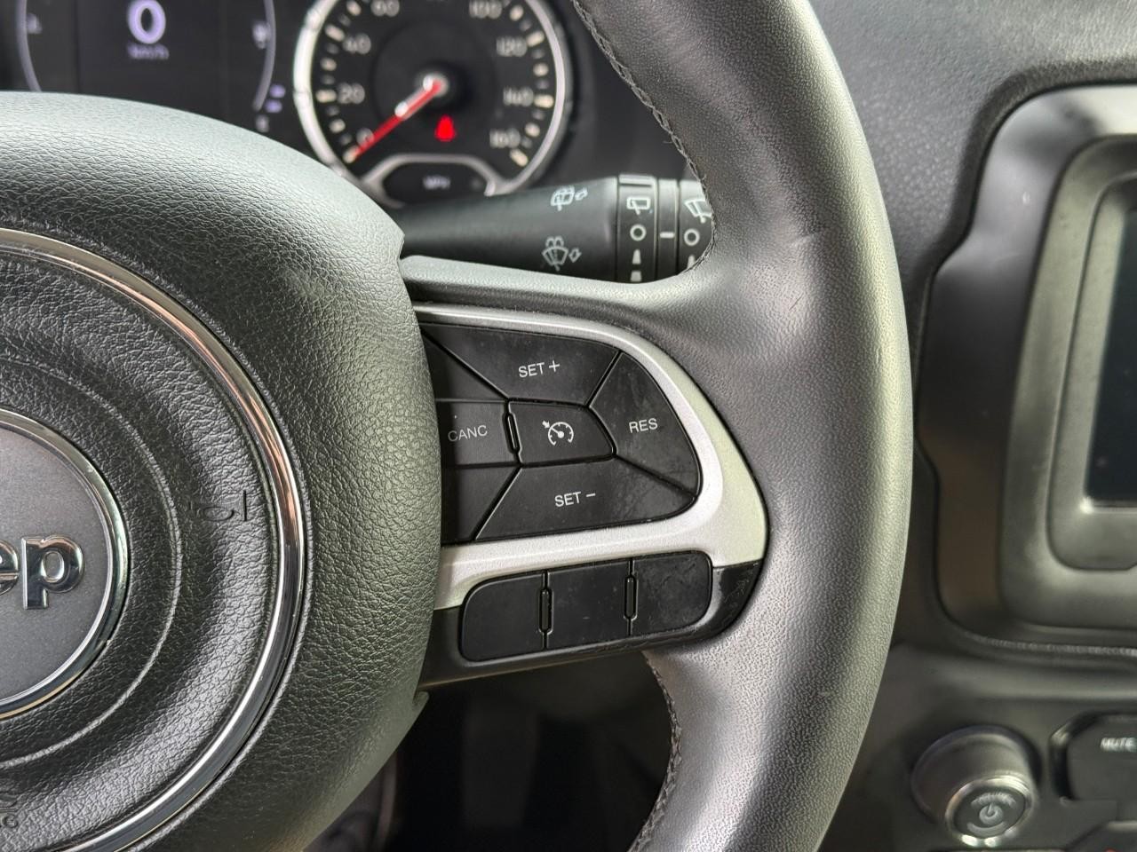 Jeep Renegade Vehicle Full-screen Gallery Image 20