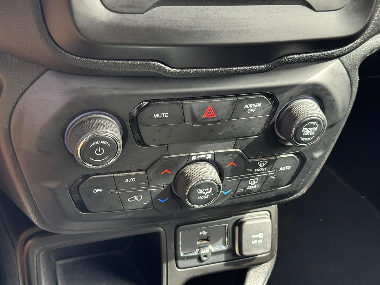 Jeep Renegade Vehicle Full-screen Gallery Image 22