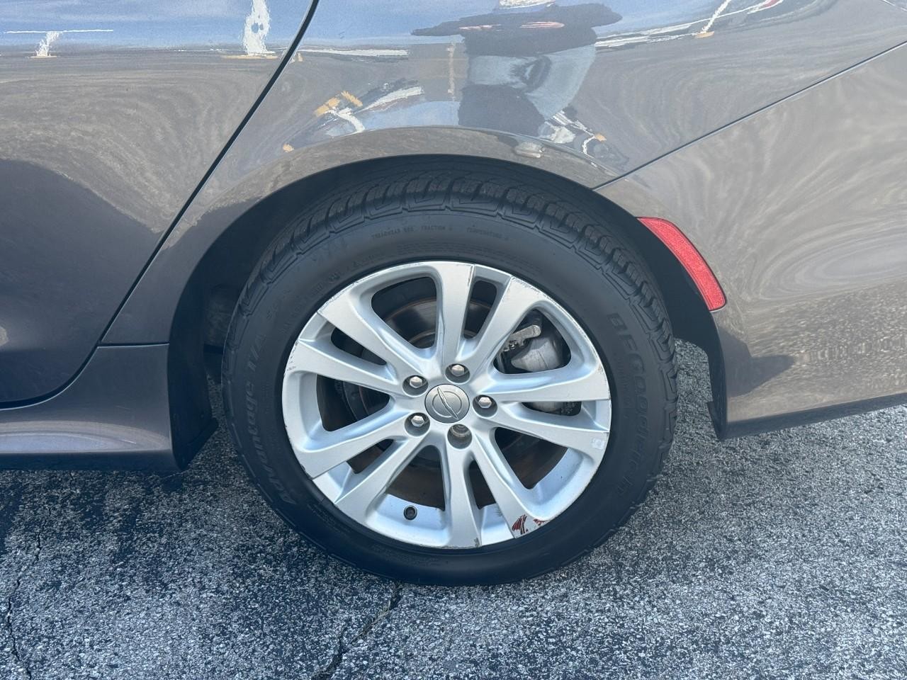 Chrysler 200 Vehicle Full-screen Gallery Image 06