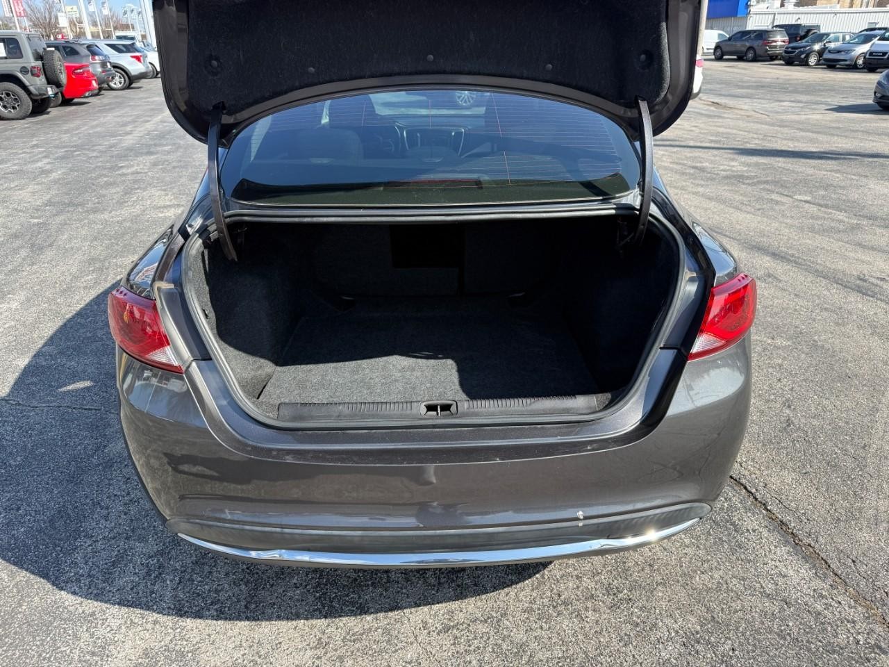 Chrysler 200 Vehicle Full-screen Gallery Image 07