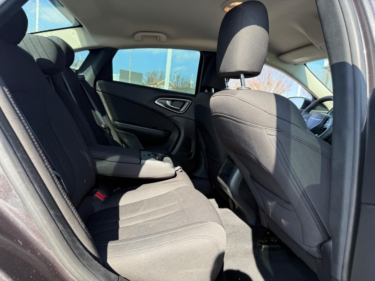 Chrysler 200 Vehicle Full-screen Gallery Image 10