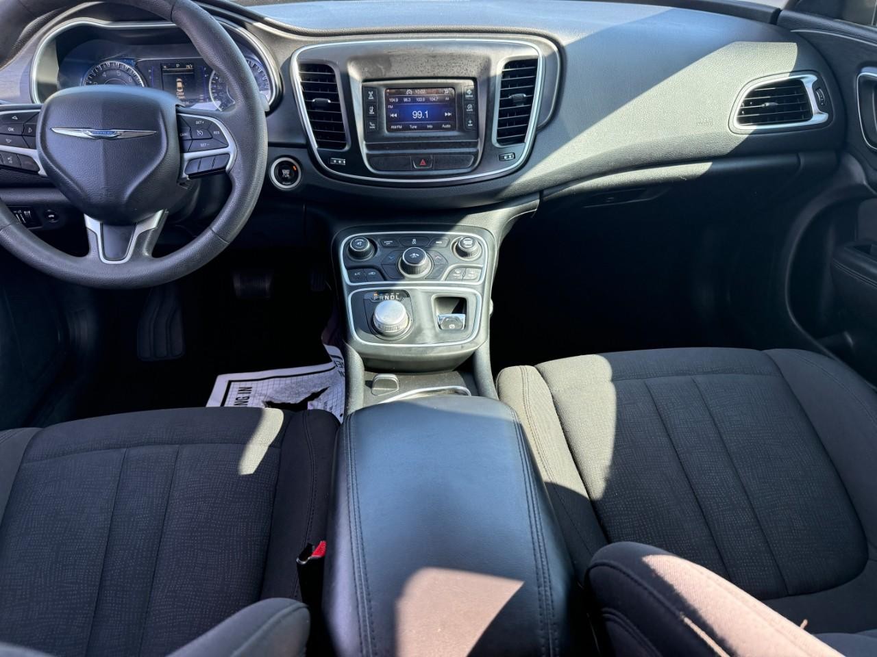 Chrysler 200 Vehicle Full-screen Gallery Image 11