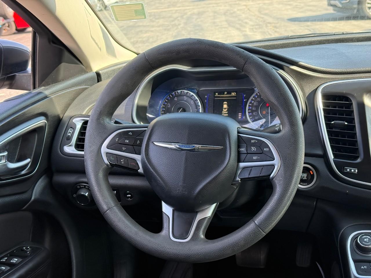 Chrysler 200 Vehicle Full-screen Gallery Image 12