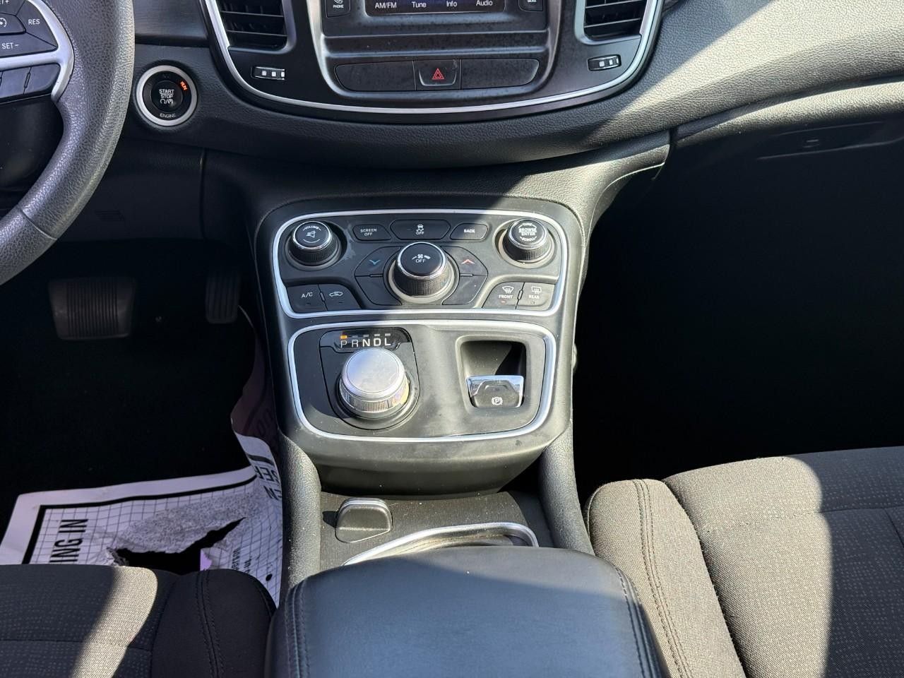 Chrysler 200 Vehicle Full-screen Gallery Image 14