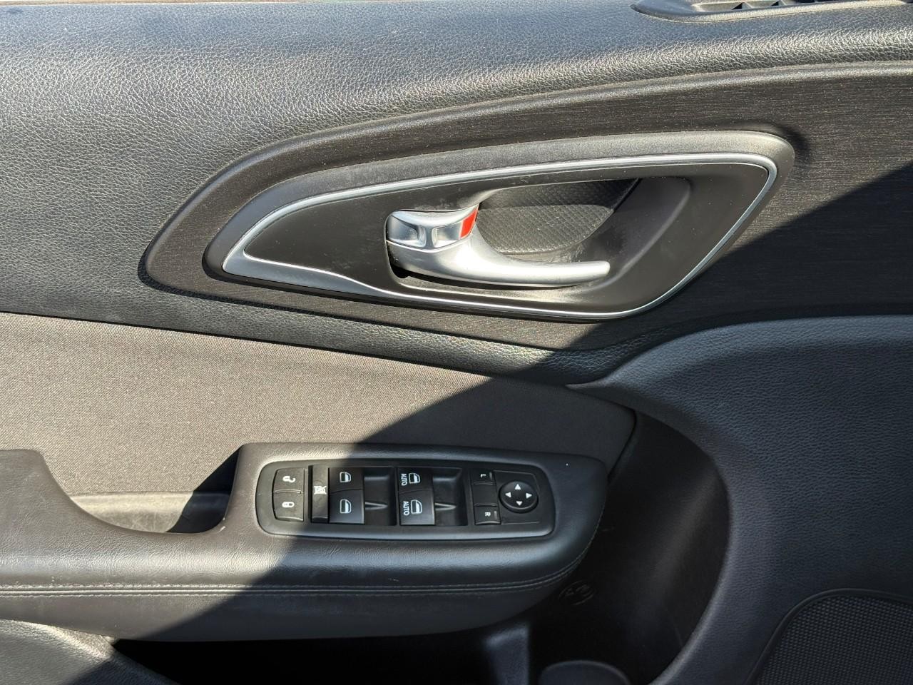 Chrysler 200 Vehicle Full-screen Gallery Image 15