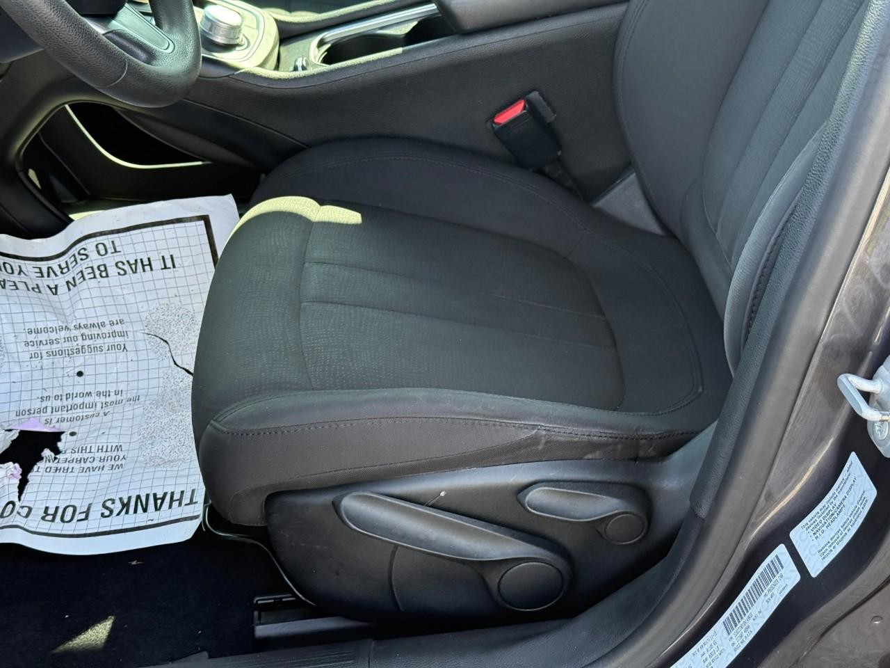 Chrysler 200 Vehicle Full-screen Gallery Image 17