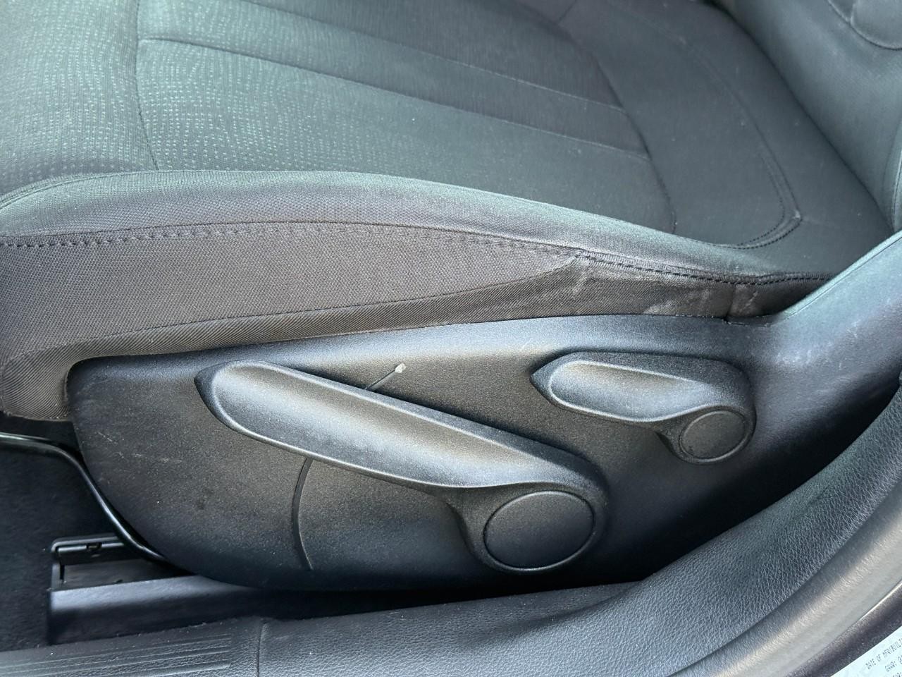 Chrysler 200 Vehicle Full-screen Gallery Image 18