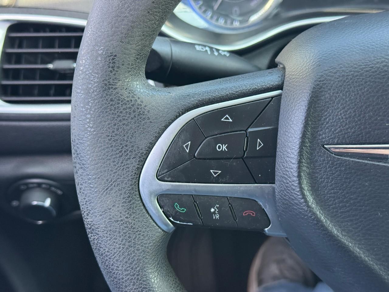 Chrysler 200 Vehicle Full-screen Gallery Image 19