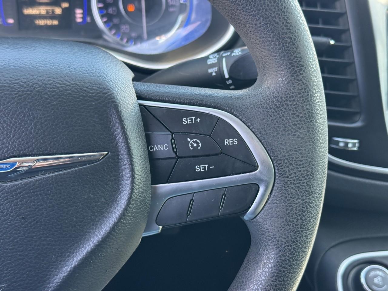 Chrysler 200 Vehicle Full-screen Gallery Image 20