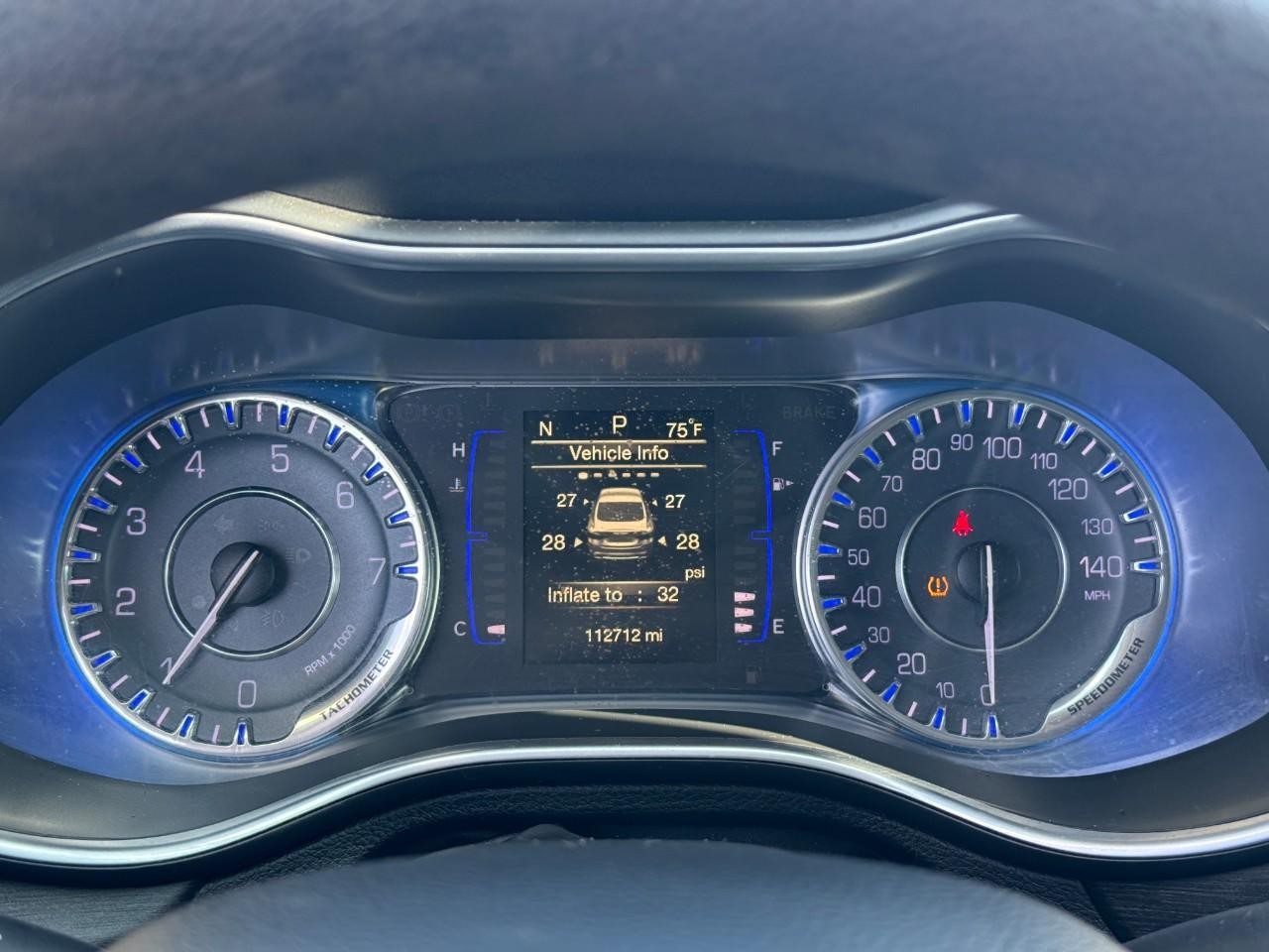 Chrysler 200 Vehicle Full-screen Gallery Image 21