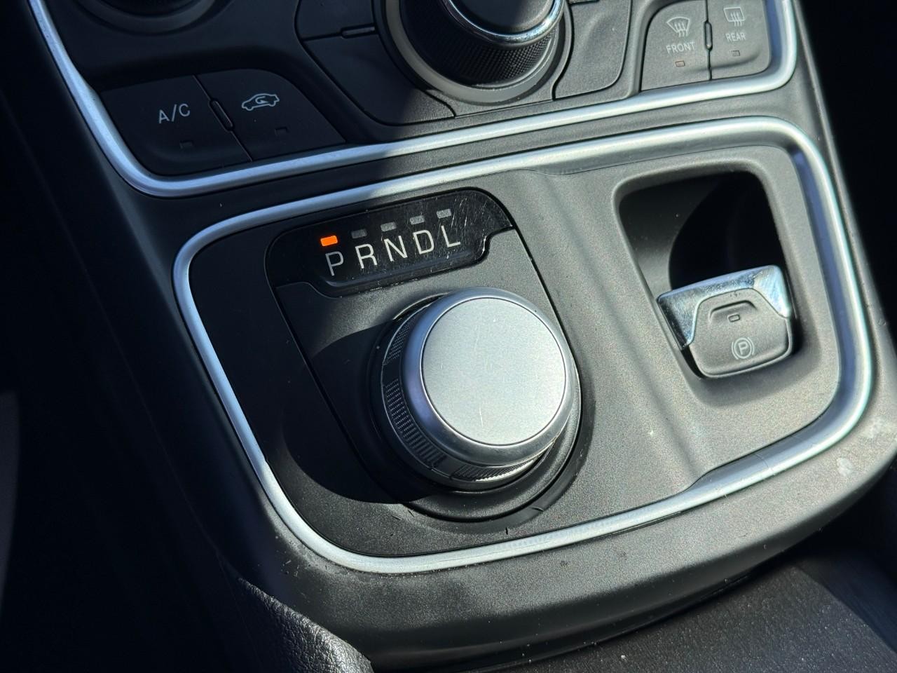 Chrysler 200 Vehicle Full-screen Gallery Image 22