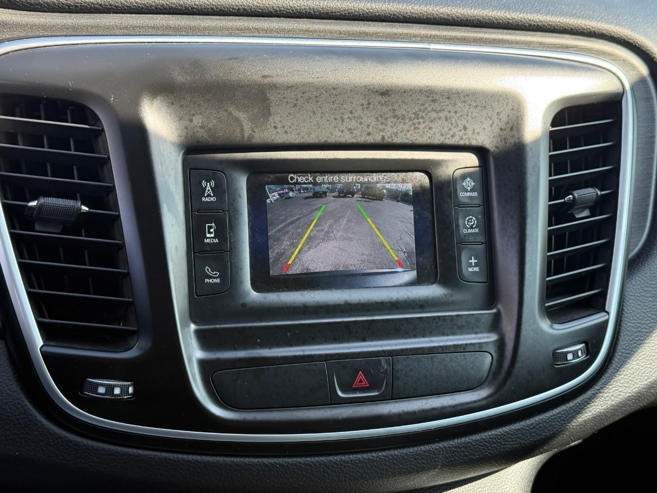 Chrysler 200 Vehicle Full-screen Gallery Image 23