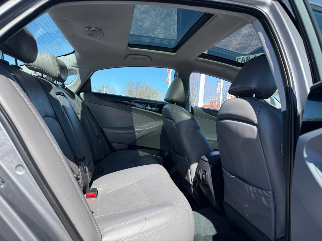 Hyundai Sonata Vehicle Full-screen Gallery Image 09