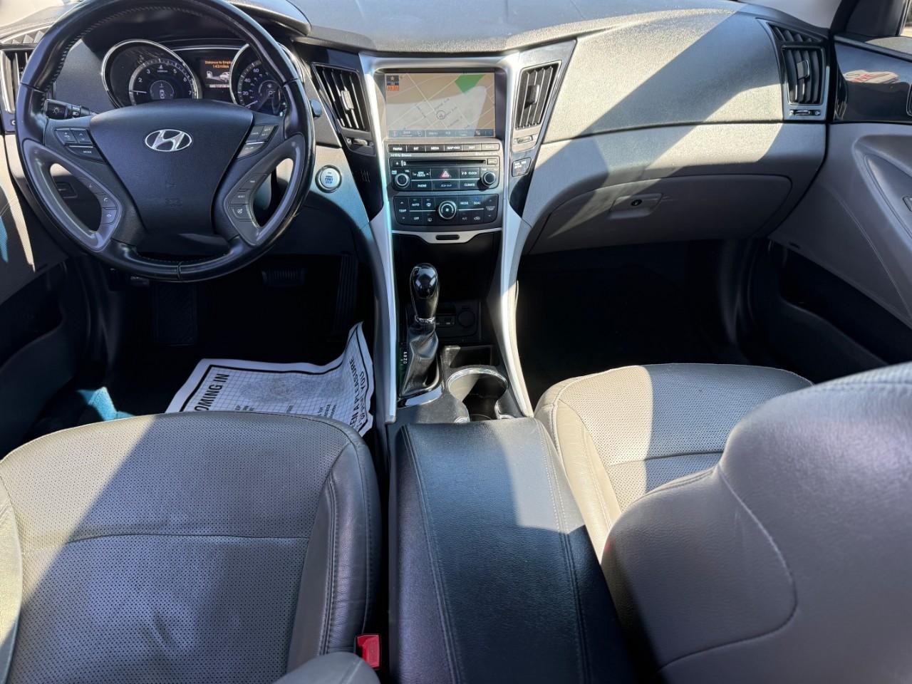 Hyundai Sonata Vehicle Full-screen Gallery Image 10