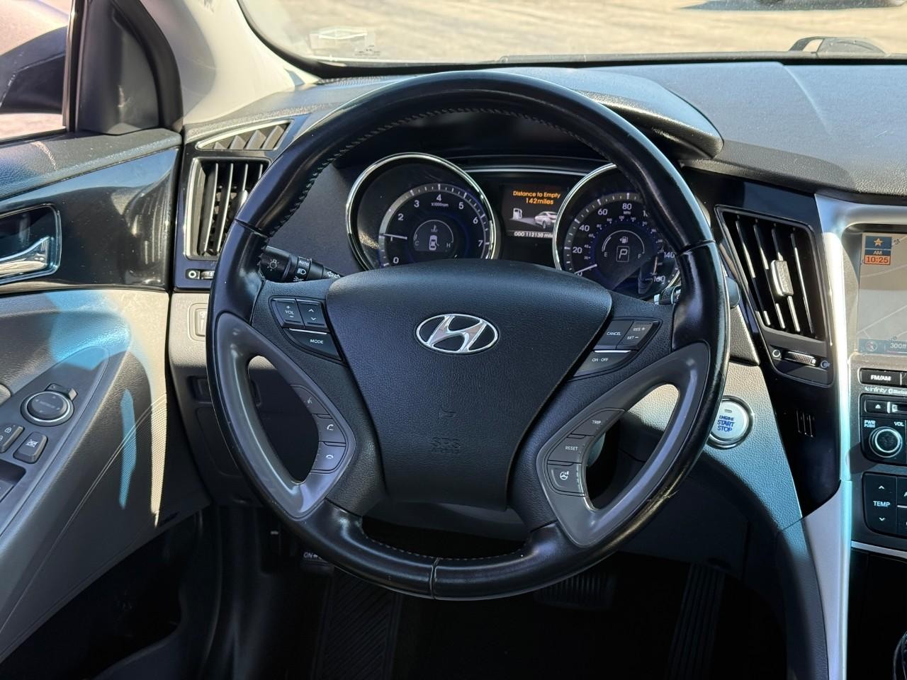 Hyundai Sonata Vehicle Full-screen Gallery Image 11