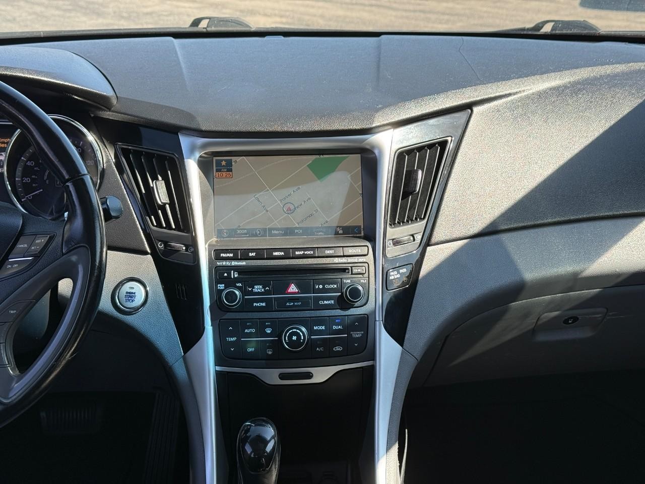 Hyundai Sonata Vehicle Full-screen Gallery Image 12