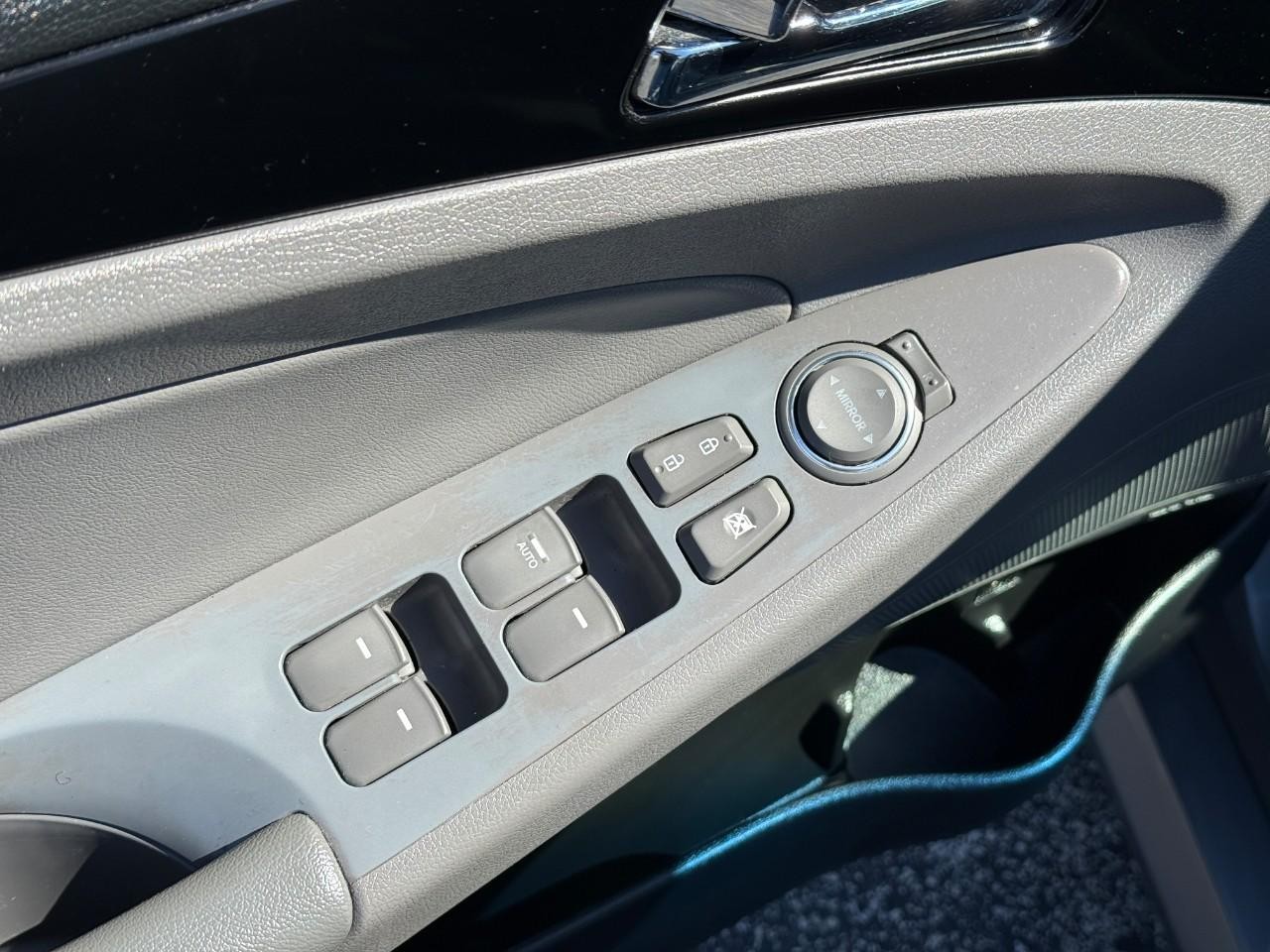 Hyundai Sonata Vehicle Full-screen Gallery Image 15