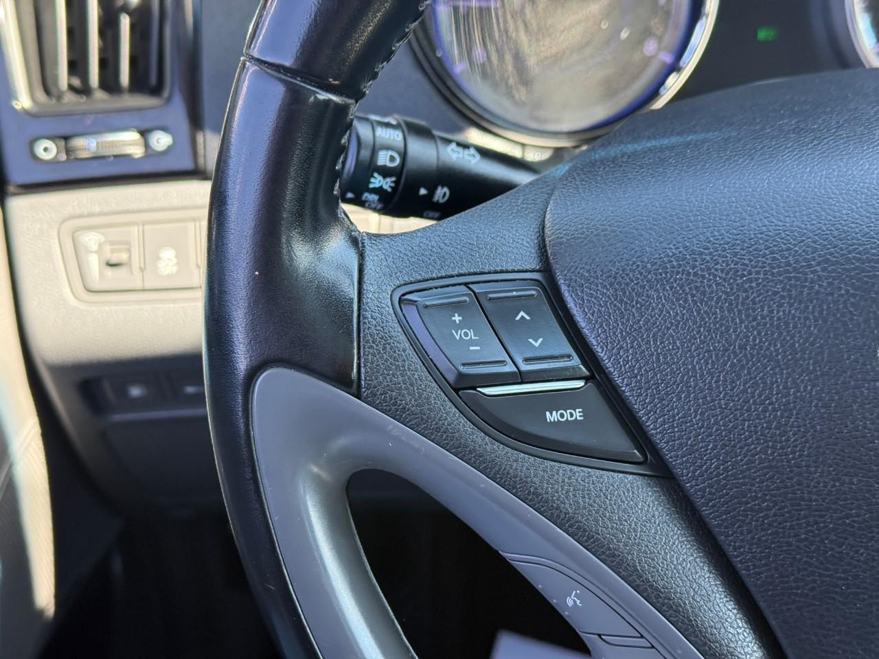 Hyundai Sonata Vehicle Full-screen Gallery Image 17