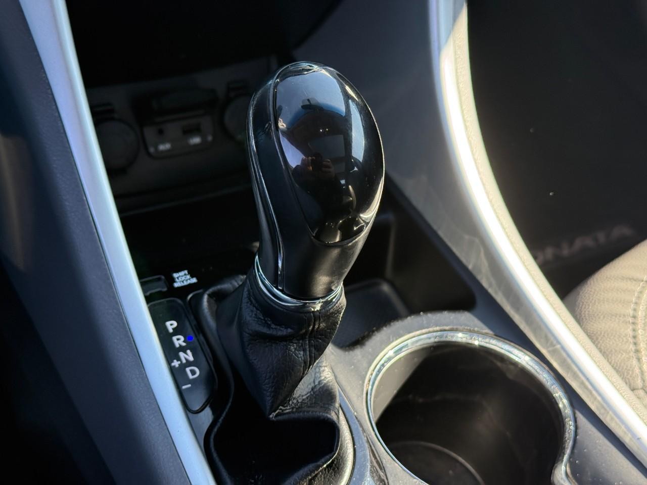 Hyundai Sonata Vehicle Full-screen Gallery Image 21