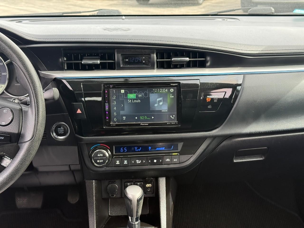 Toyota Corolla Vehicle Full-screen Gallery Image 11