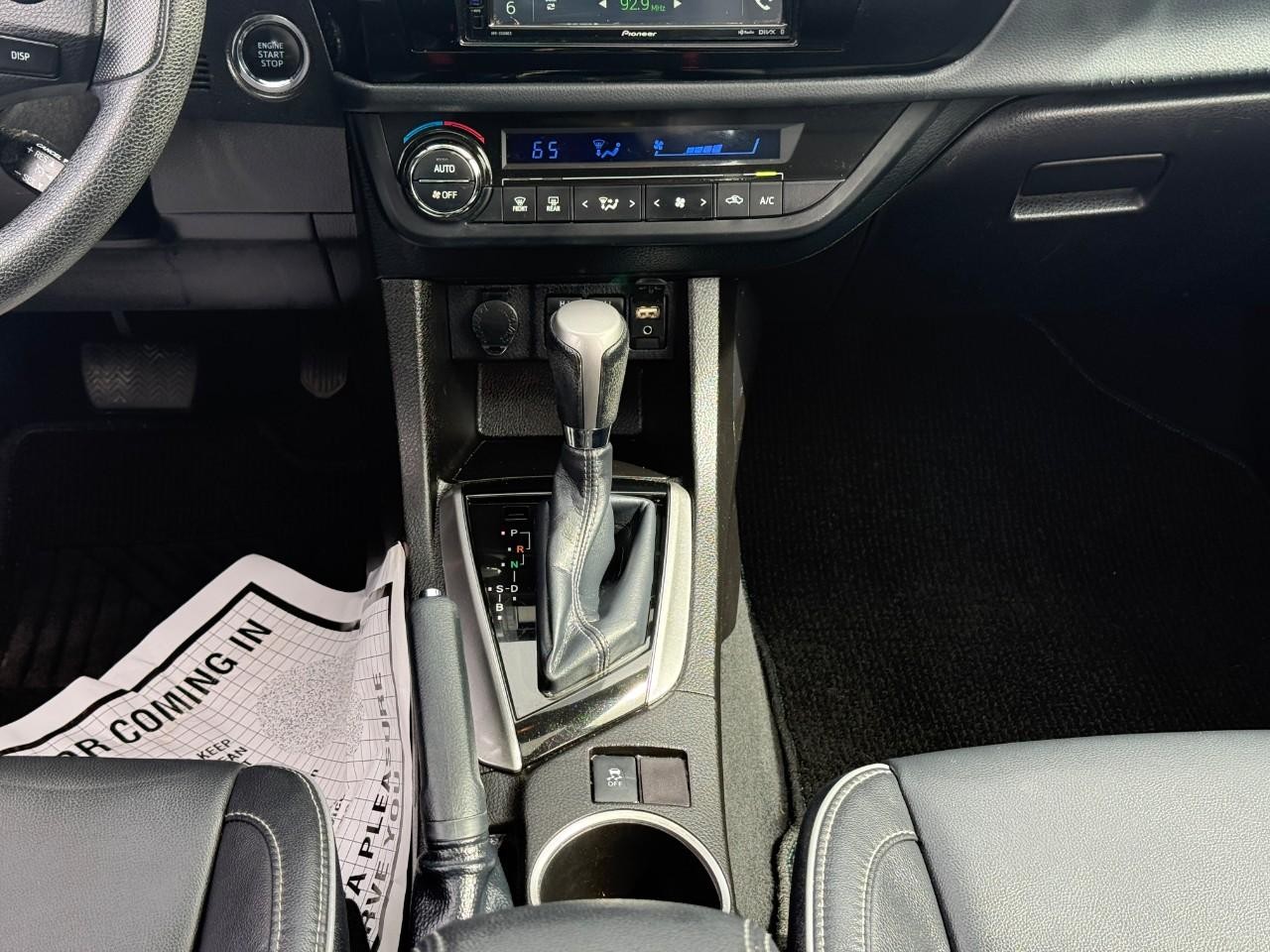 Toyota Corolla Vehicle Full-screen Gallery Image 13