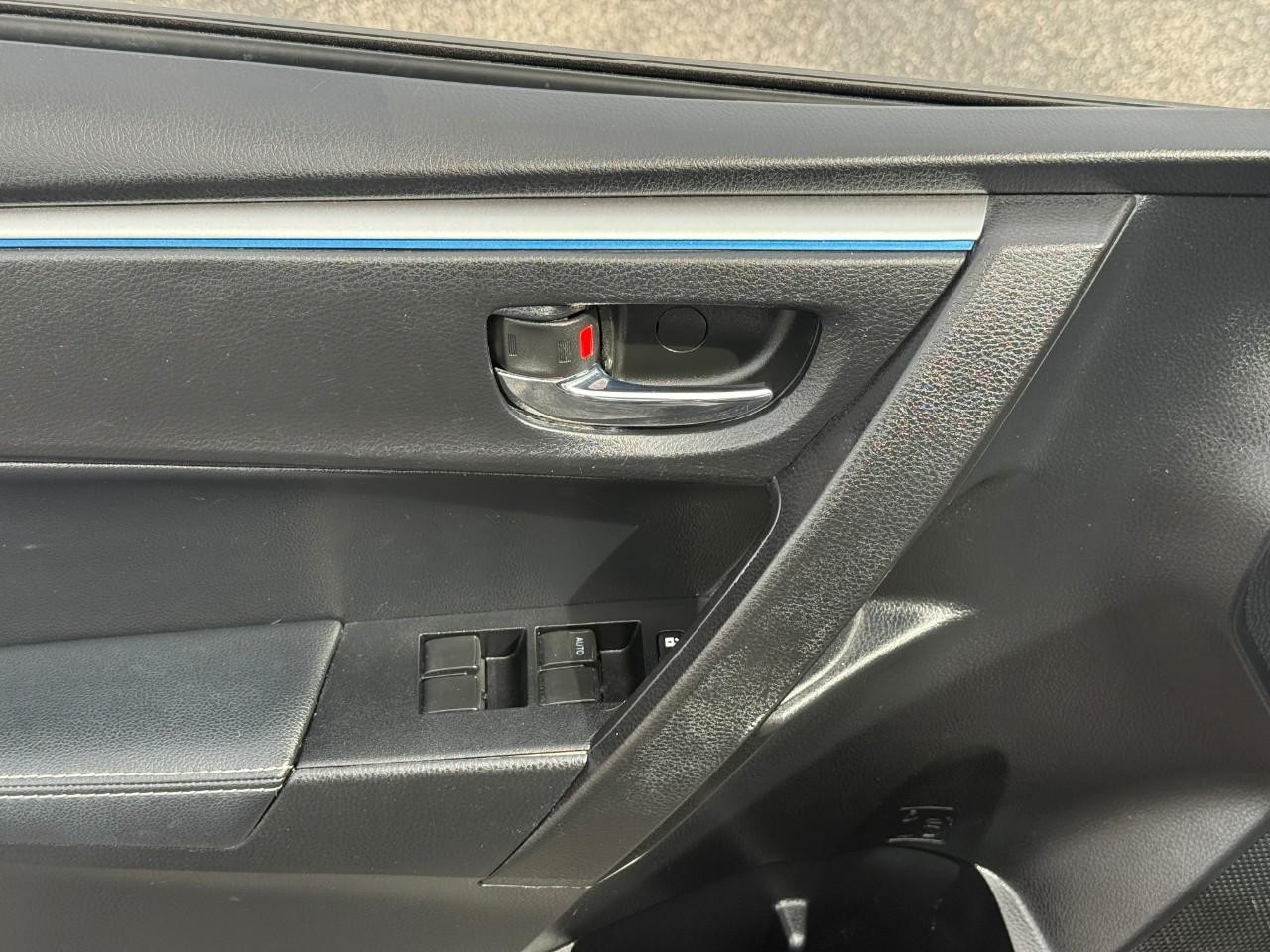 Toyota Corolla Vehicle Full-screen Gallery Image 14