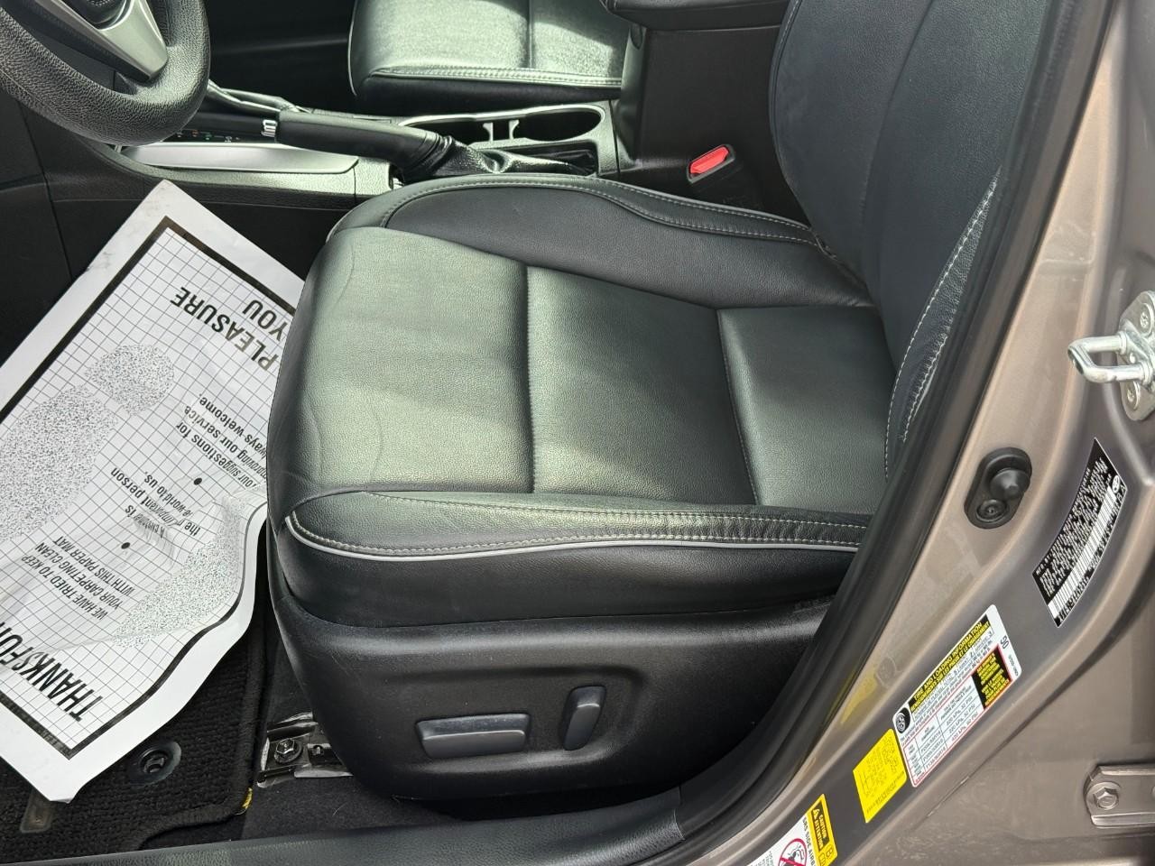 Toyota Corolla Vehicle Full-screen Gallery Image 15