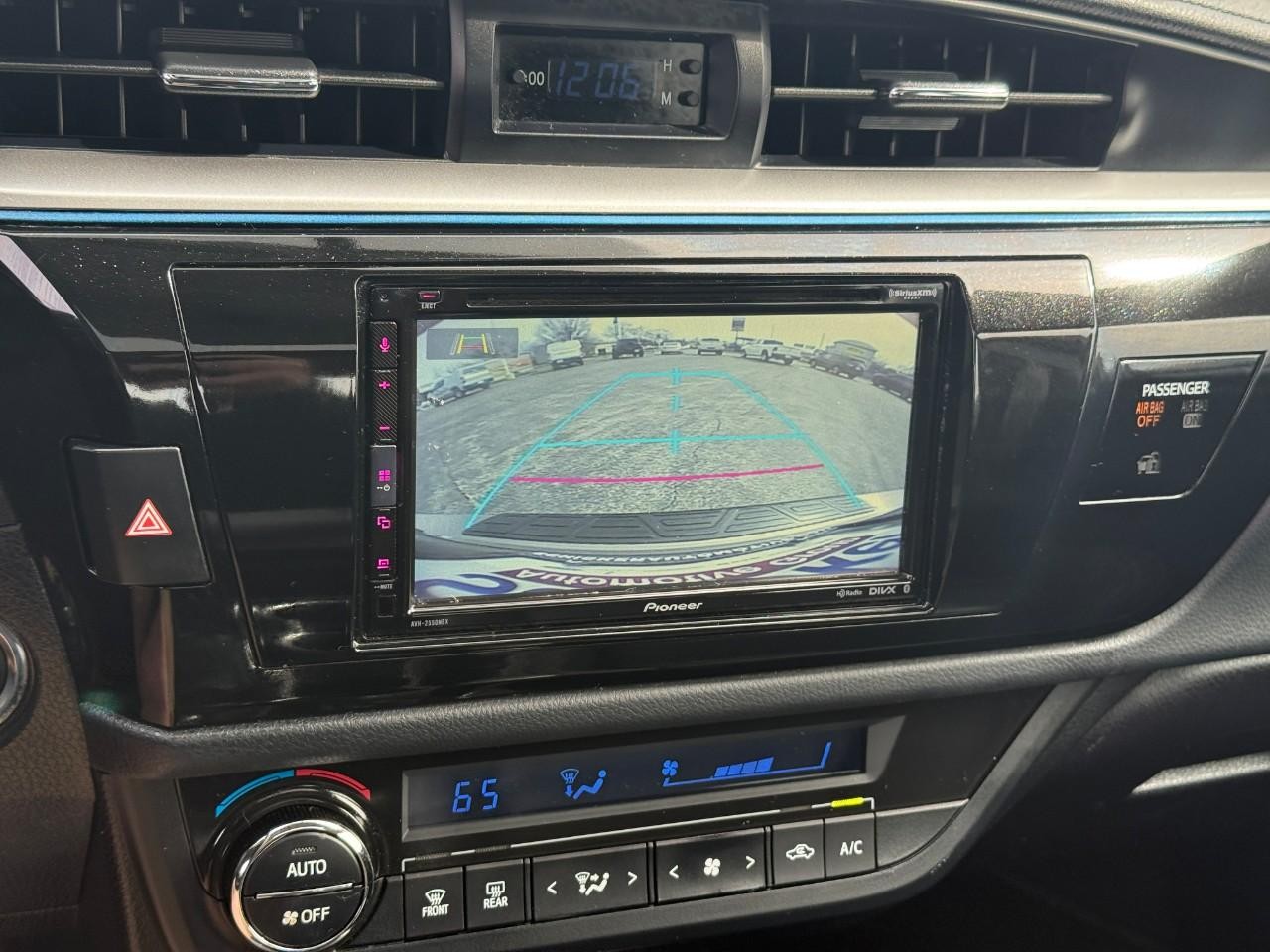 Toyota Corolla Vehicle Full-screen Gallery Image 23