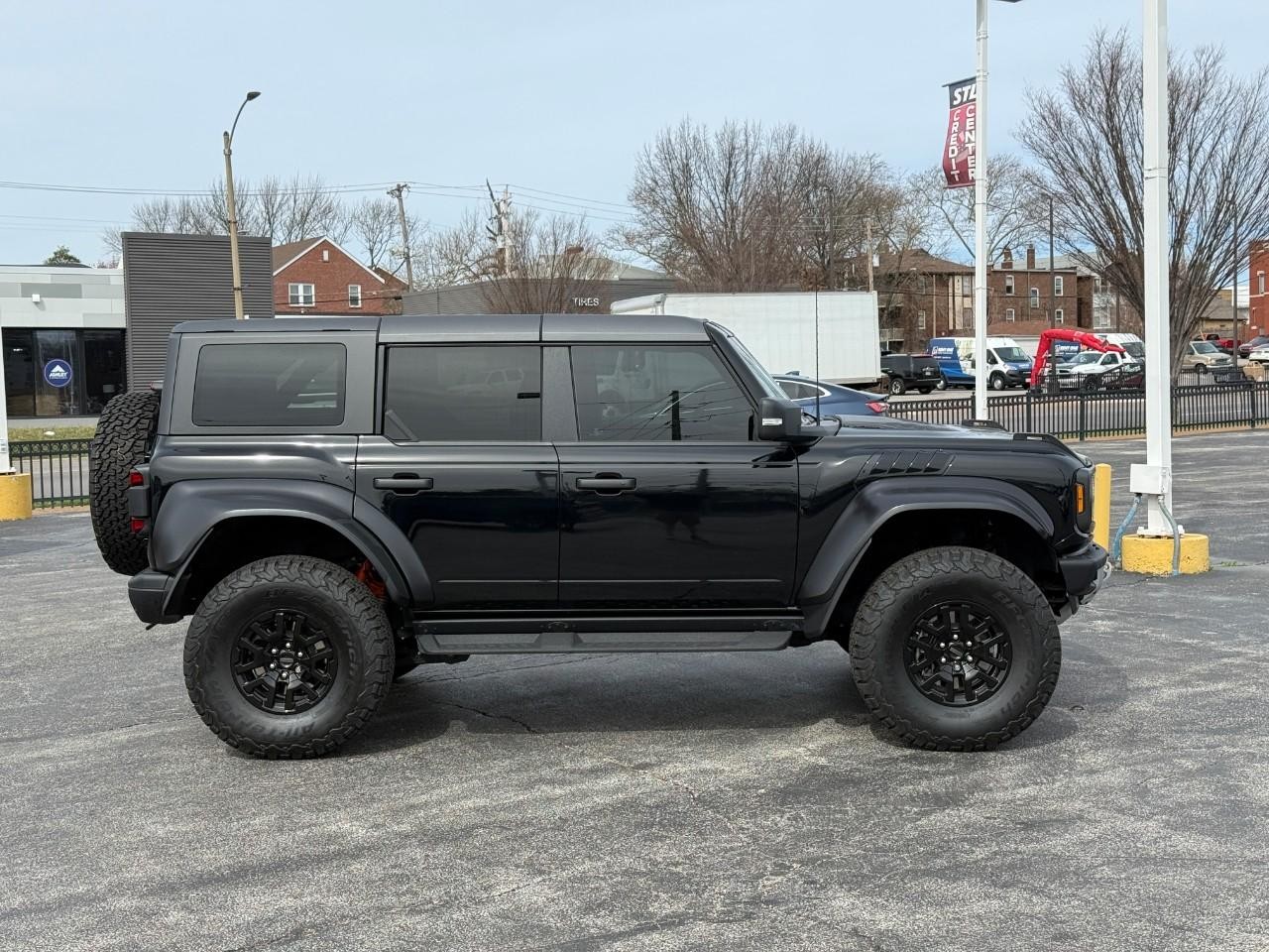 Ford Bronco Vehicle Full-screen Gallery Image 05