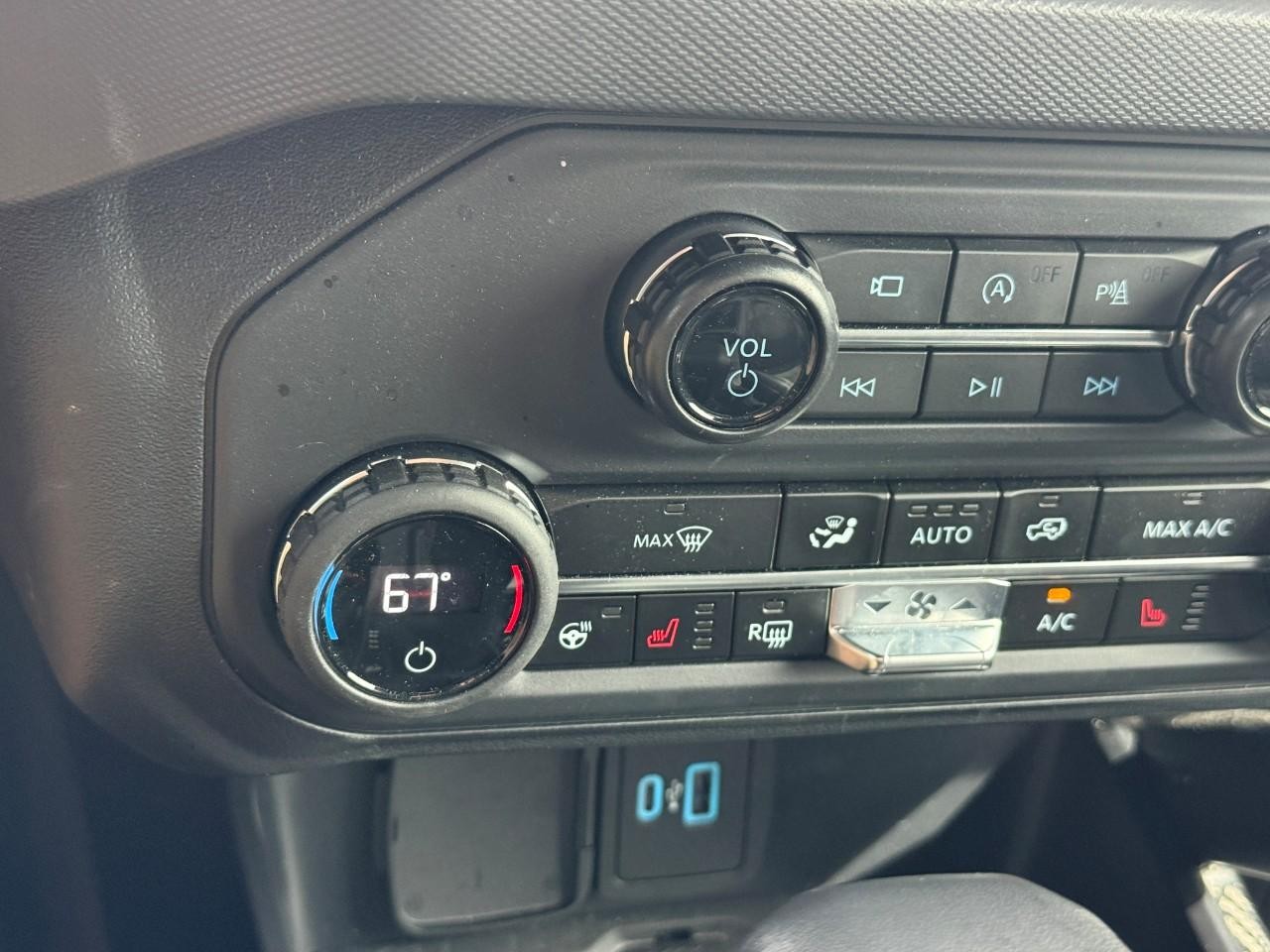 Ford Bronco Vehicle Full-screen Gallery Image 23