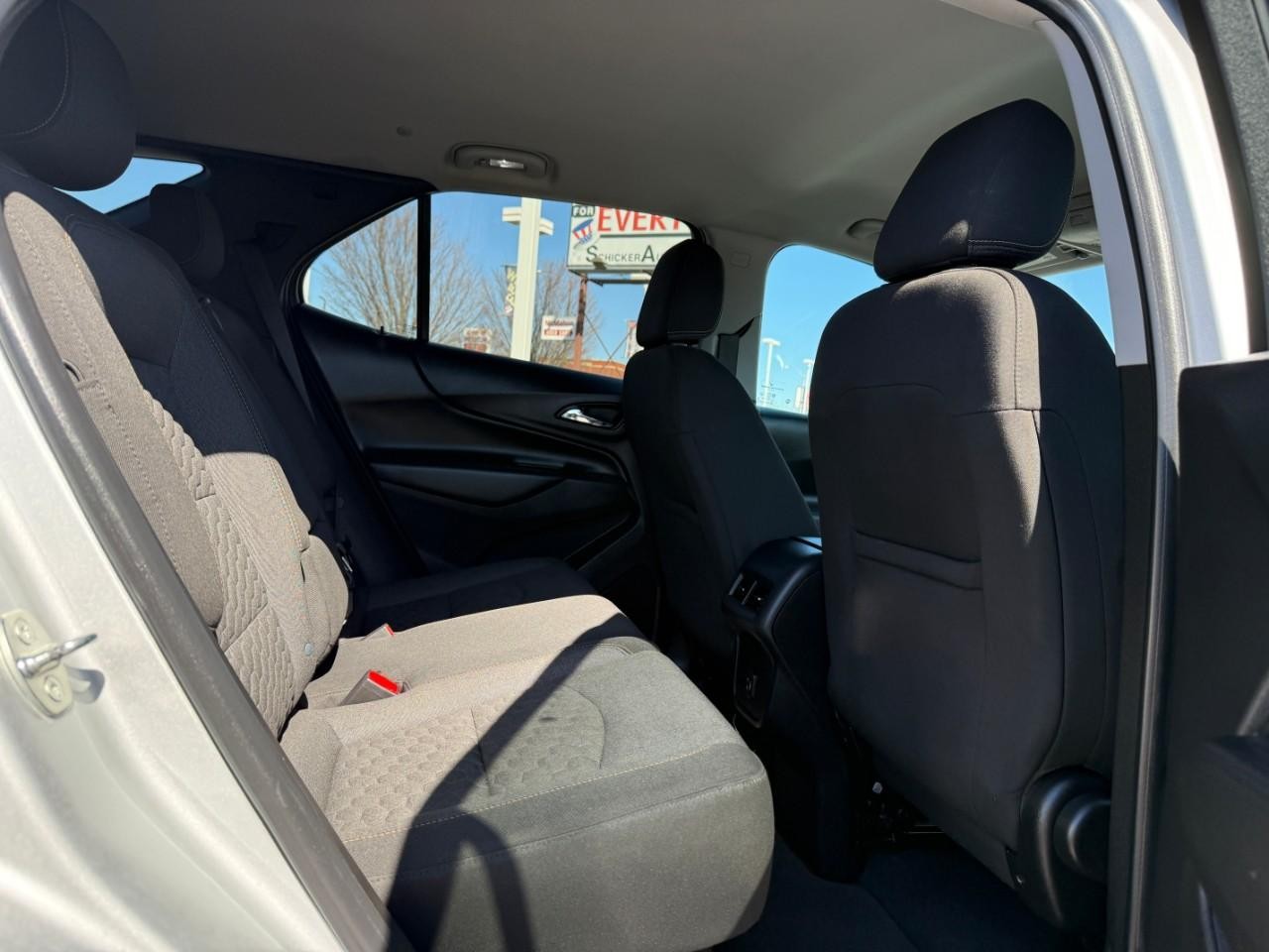 Chevrolet Equinox Vehicle Full-screen Gallery Image 11